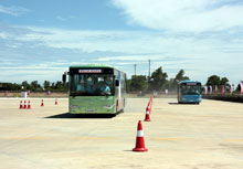 两辆XMQ6127G进行加速性能测试,装配自动变速箱的客车(左)加速性能明显好于装配手动变速箱的客车