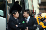主客双方认真交流车辆情况