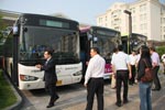 与会嘉宾准备试乘试驾搭载采埃孚AMT公交车