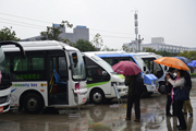 
媒体雨中参观恒通新车