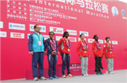 徐向东为选手颁奖