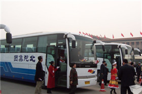 服务全国两会的欧辉客车