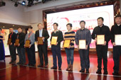 2012年度中国客车技术应用创新贡献奖获奖企业代表领奖