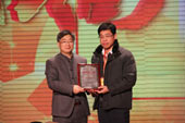 2013年度客车行业最佳雇主获奖企业代表领奖