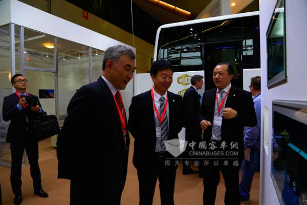 金龙汽车集团董事长廉小强(左二)陪同中国驻比利时大使曲星(左一)参观金旅客车