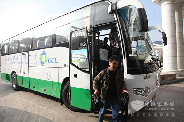 接送新闻记者到会场的海格KLQ6109TAEV1纯电动客车