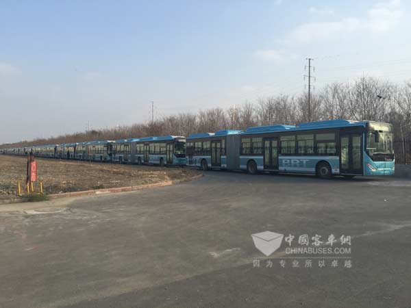 先期抵达的LCK6180HQGNA停放在新疆中通厂区内