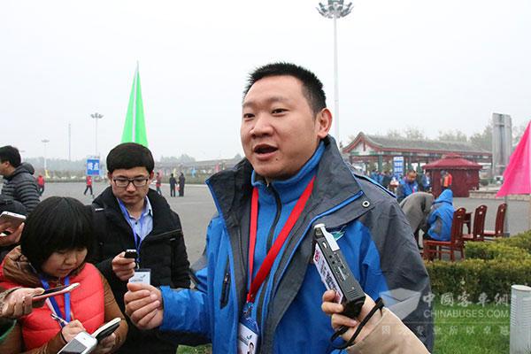 重庆公交驾驶员戴航天接受媒体采访
