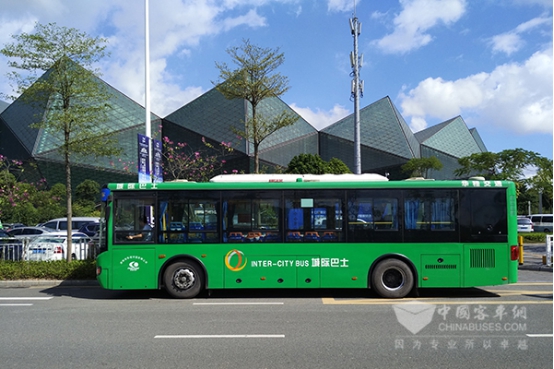 　在高交会分会场前的海格混合动力公交