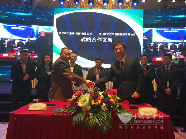微宏动力CEO吴扬和金龙汽车集团董事长廉小强分别签订了“战略合作”协议