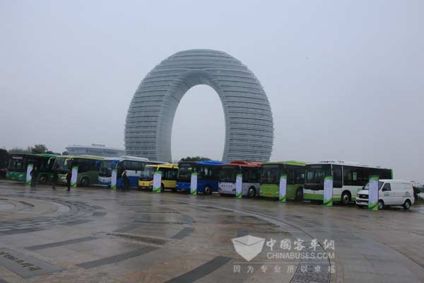 会议期间,多家客车企业提供了各自的快充电动巴士产品进行展示