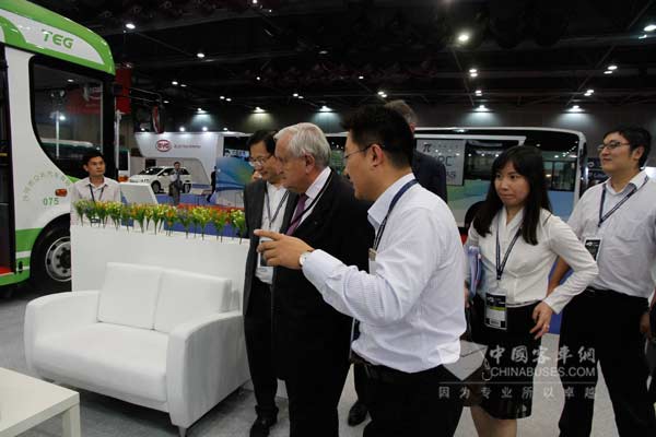 国际客户来展台咨询