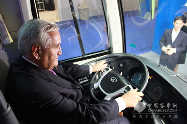 　法国前总理拉法兰体验南京金龙纯电动产品