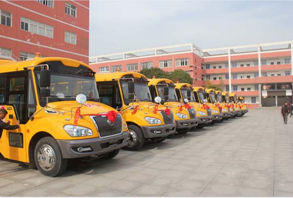 安全校车怎么选?两家校车公司老总齐荐宇通