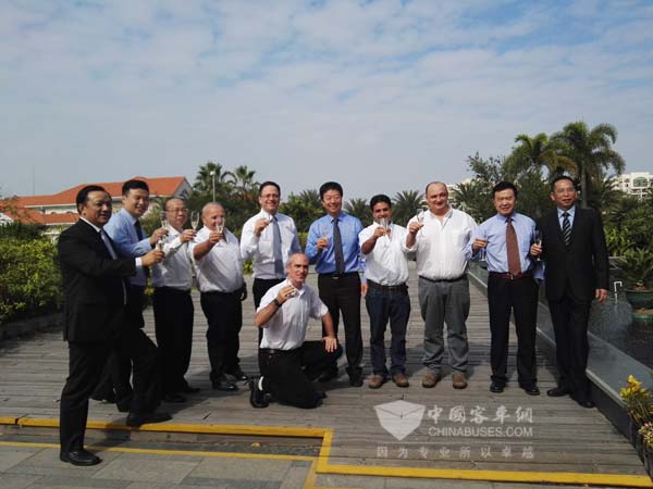厦门金旅出口海外第50000台客车发车庆典-举杯相庆