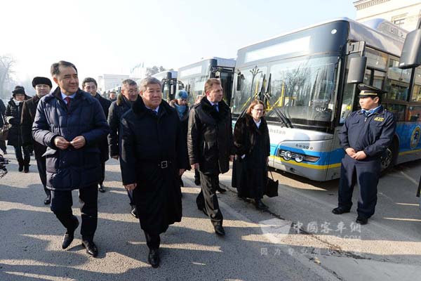 哈萨克斯坦第一副总理萨金塔耶夫参观宇通客车