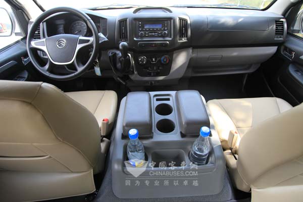 驾驶区的设计分别借鉴了7 m中客和7座商务车的特点