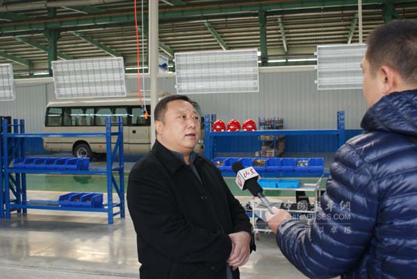 用户代表北京鑫通顺客运公司总经理尉连柱接受媒体采访