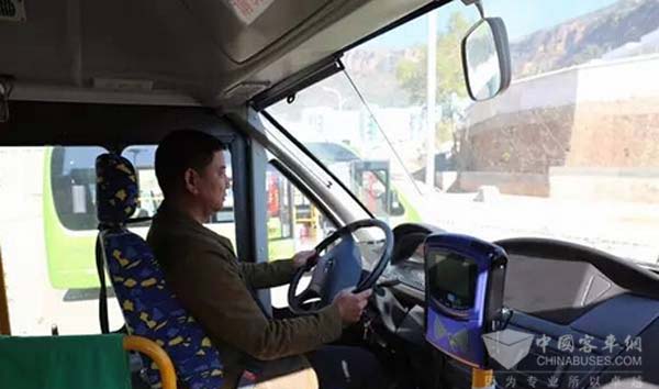 云南华坪县城迎来新能源公交时代