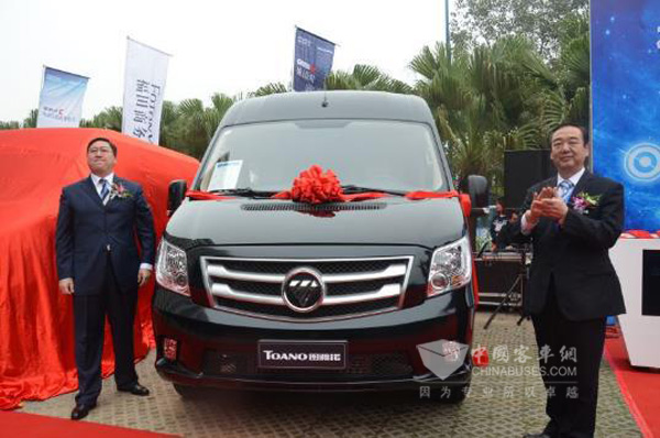 福田汽车集团党委副书记赵景光先生和中国下一代教育基金秘书长可勒先生为福田图雅诺S自动挡新品揭幕