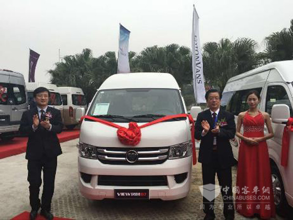 福田汽车集团副总裁、轻型商用车事业本部常务副本部长赵厚柱先生和福田汽车集团轻型商用车事业本部执行副本部长、商务汽车销售公司经理潘林波先生为福田风景G7长轴高顶新品揭幕