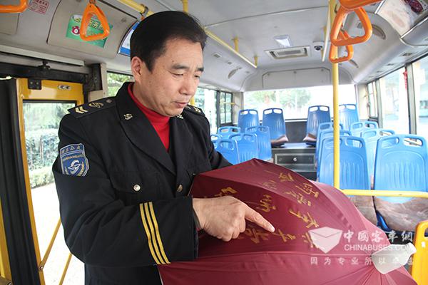 李乐刚师傅为乘客准备的“爱心雨伞”