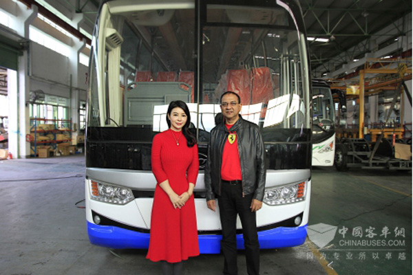 五洲龙领导(左)与斐济客户(右)参观五洲龙生产基地