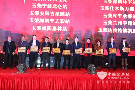 获奖单位代表登台领奖