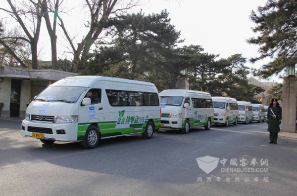 金龙纯电动凯歌在钓鱼台穿梭服务