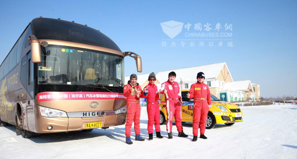 比赛选手和海格KLQ6122B合影留念