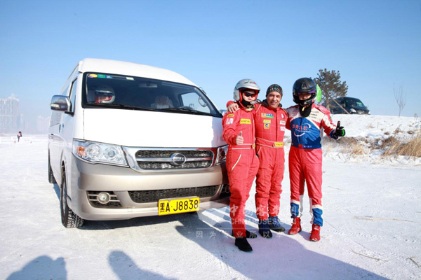 比赛选手和海格KLQ6122B合影留念