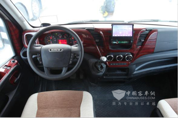 凯伦宾威ZK5045XLJ2的中控台