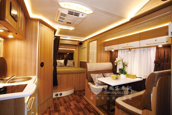 宽敞舒适的车内环境