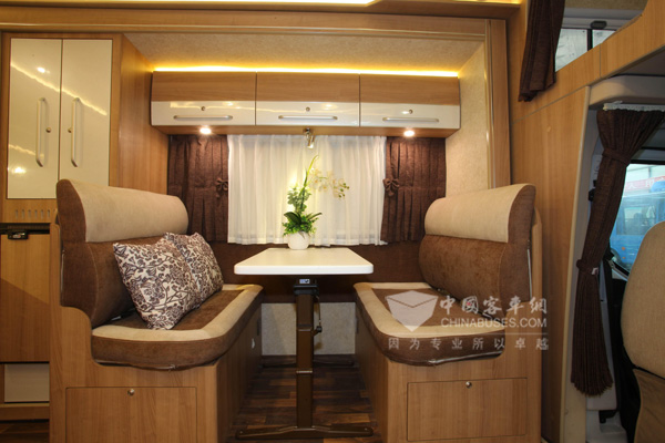 车辆中部设置四人位卡座及可升降式餐桌