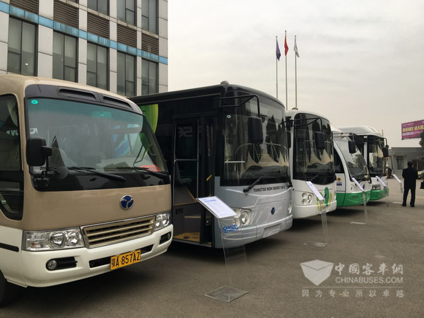 停靠在扬子江门口的纯电动客车