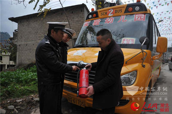 湖北鹤峰:校车“体检”迎开学