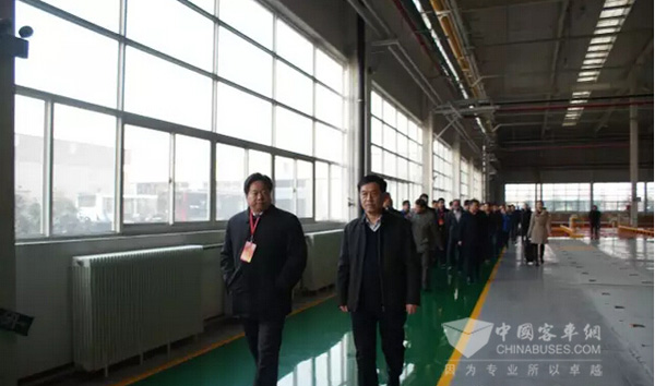 中通客车董事长李树朋和总经理孙庆民陪同嘉宾参观中通车间