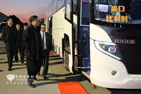 副总理汪洋视察海格出口豪华客车