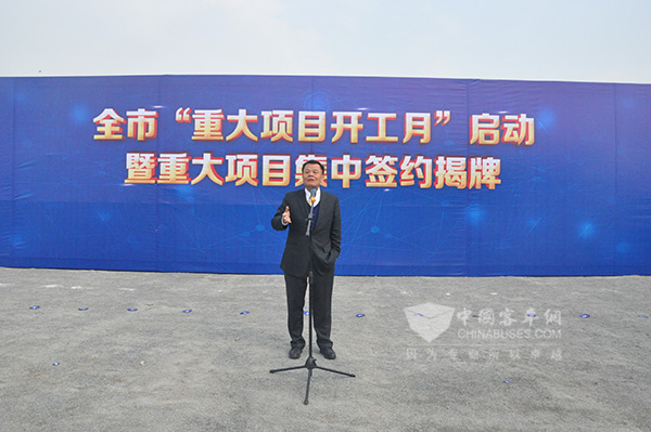 南京金龙董事长黄宏生发表讲话