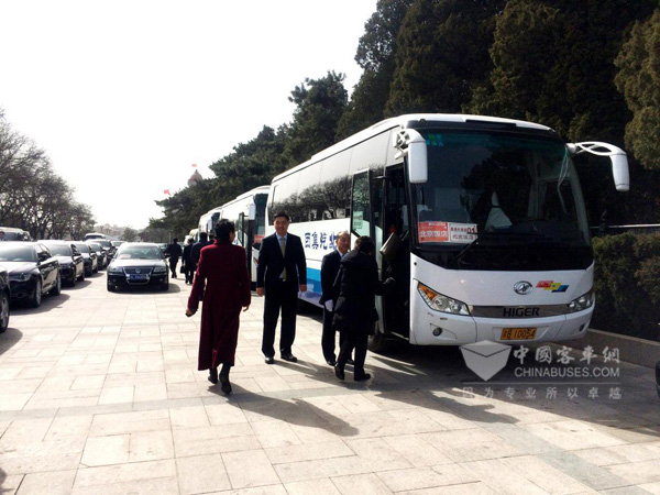 海格车队工作人员正在迎接代表们上车