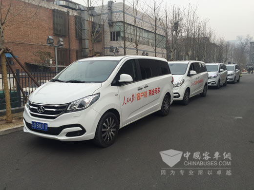 人民日报两会报导专用车