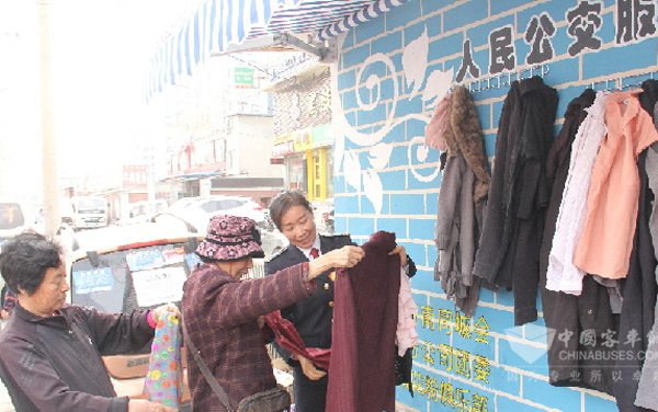 济南公交出现“爱心墙”  奉献暖人心