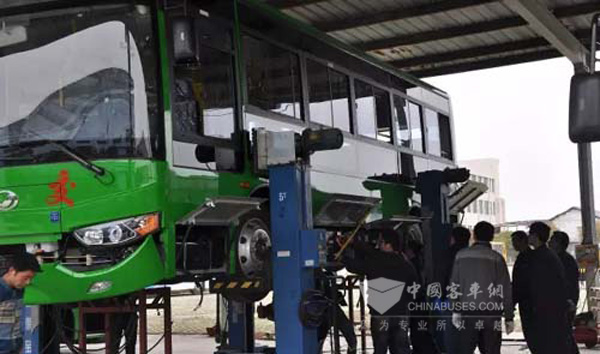 上饶客车:山东客户首台新能源公交车下线