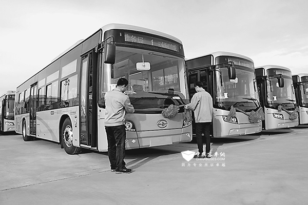 龙华汽车首批新能源公交车交付哈尔滨公交集团