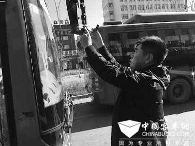 长春：265路公交车上飘起蓝丝带 关爱来自“星星”的孩子