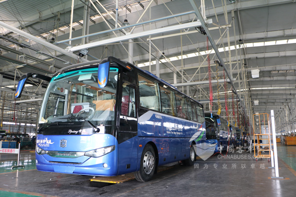 生产线上的五环客运天然气客车订