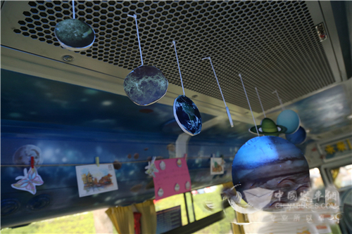 青岛：全国首辆手绘主题校车运行