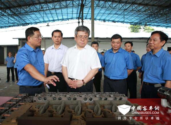 玉林市委书记王凯慰问玉柴劳模