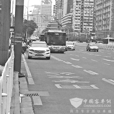 武汉：违停车电动车爱“霸占”公交车道