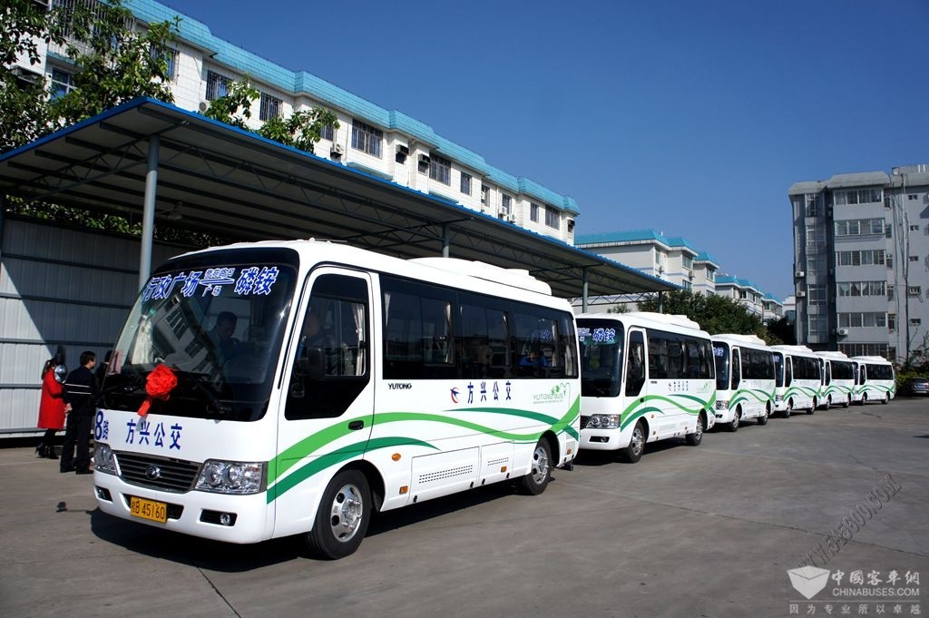 广西鹿寨：县城又增8辆新能源电动公交车